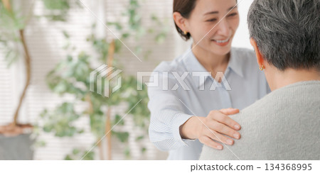 一名女子扶著一名中年婦女（布條） 134368995