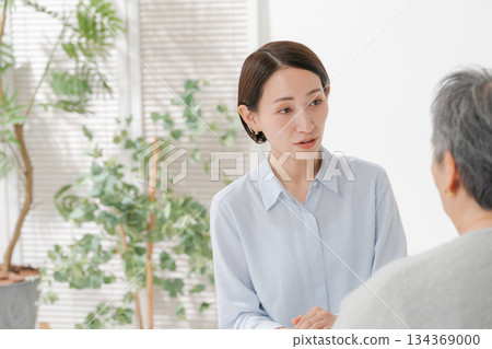 一位支持中年女性的女性 一位支持中年女性的女性 134369000