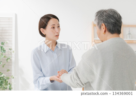 A woman who supports middle-aged women A woman who supports middle-aged women 134369001