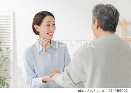 A woman who supports middle-aged women A woman who supports middle-aged women 134369002