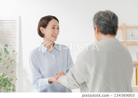 一位支持中年女性的女性 134369003