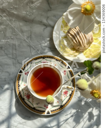 用茶杯享受下午茶時光 用茶杯享受下午茶時光 134369006