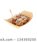 章魚燒配蛋黃醬和鰹魚片，盛於竹船形盤子中 134369200