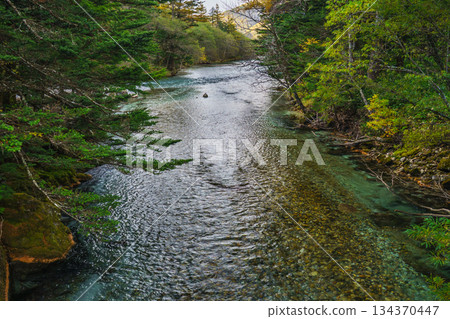 Autumn in Kamikochi: Autumn leaves in the valley and the blue river Autumn in Kamikochi: Autumn leaves in the valley and the blue river 134370447