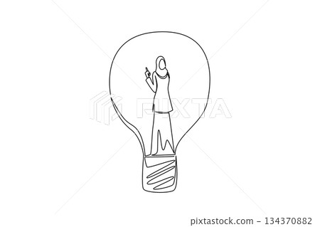 Single continuous line drawing Arabian woman with gestures got an idea inside a lightbulb. Stand confidently with a brilliant idea. Smart. National Creativity Day. One line design vector illustration 134370882