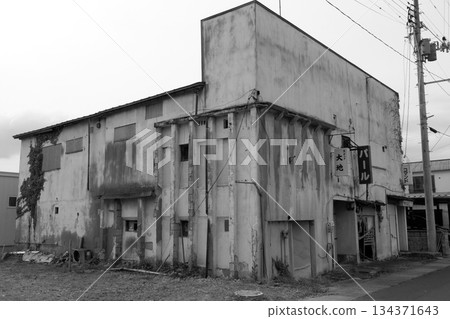 Abandoned house in the shopping district Abandoned house in the shopping district 134371643