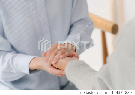 Women holding hands 134371889
