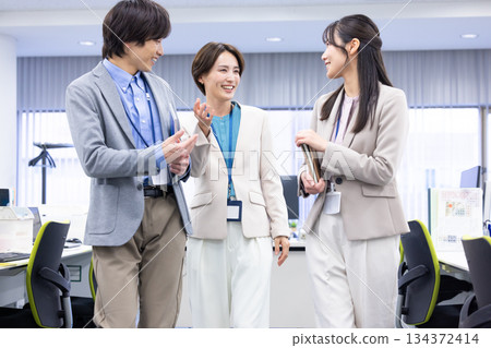 老闆和下屬在辦公室聊天 134372414