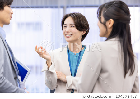 老闆和下屬在辦公室聊天 老闆和下屬在辦公室聊天 134372418