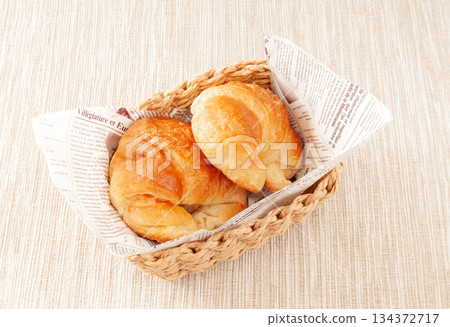 籃子裡的羊角麵包 籃子裡的羊角麵包 134372717