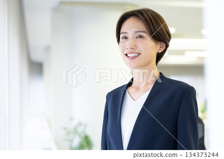 一個穿著西裝的女人的肖像 一個穿著西裝的女人的肖像 134373244