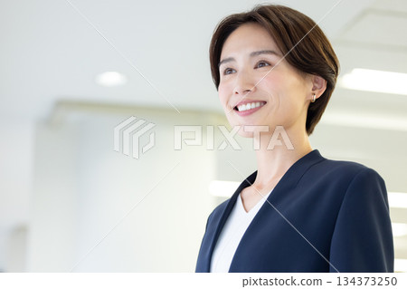一個穿著西裝的女人的肖像 一個穿著西裝的女人的肖像 134373250