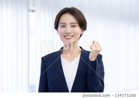 一個穿著西裝的女人的肖像 一個穿著西裝的女人的肖像 134373280