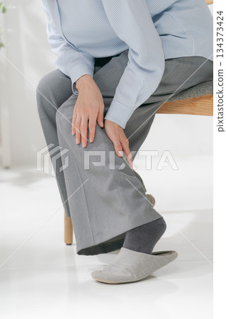 女子抱著膝蓋 134373424