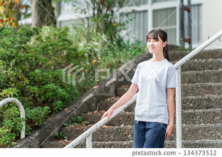小學、國中、高中女生、孩子穿著運動服，在校園裡走下樓梯 134373512