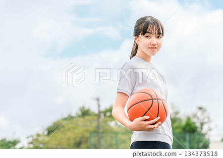 Girls, children, elementary school students, junior high school students, high school students wearing gym clothes and holding basketballs Girls, children, elementary school students, junior high school students, high school students wearing gym clothes and holding basketballs 134373518