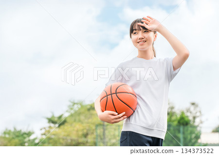 穿著運動服、拿著籃球的女孩、兒童、小學生、國中生、高中生 134373522