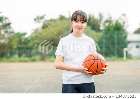 Girls, children, elementary school students, junior high school students, high school students wearing gym clothes and holding basketballs 134373525