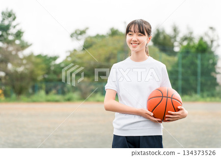 穿著運動服、拿著籃球的女孩、兒童、小學生、國中生、高中生 穿著運動服、拿著籃球的女孩、兒童、小學生、國中生、高中生 134373526