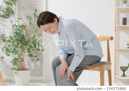 一名40多歲的女子腿部受傷 134373868