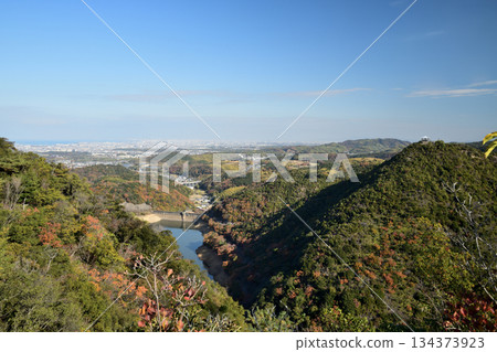 View of Eiraku Dam Lake from the West Hiking Trail (Autumn) [Kumatori Town, Sennan District, Osaka Prefecture] 134373923