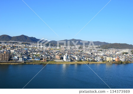 從犬山城天守閣眺望岐阜縣阪神原市的木曾川及街景 從犬山城天守閣眺望岐阜縣阪神原市的木曾川及街景 134373989