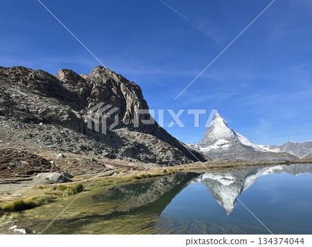美麗的倒置馬特洪峰倒映在湖面上 134374044