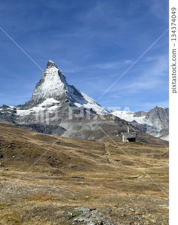 馬特洪峰，阿爾卑斯山三大名峰之一，以及一座小教堂 134374049