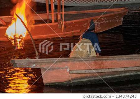 在宇治川拍攝鸕鶿捕魚,這是涼爽的夏季傳統 在宇治川拍攝鸕鶿捕魚,這是涼爽的夏季傳統 134374243