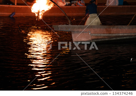 Photographing cormorant fishing on the Uji River, a refreshing summer sight Photographing cormorant fishing on the Uji River, a refreshing summer sight 134374246