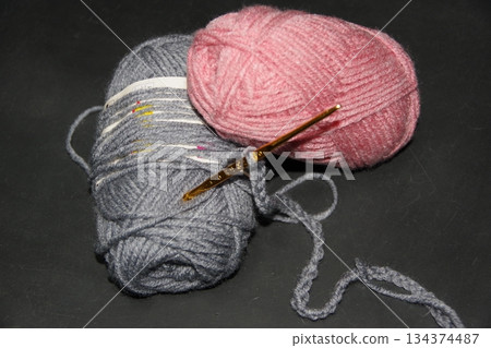 毛線球和鉤針 134374487