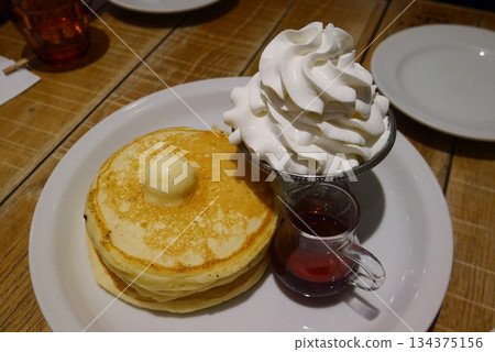 Pancakes with plenty of fresh cream Pancakes with plenty of fresh cream 134375156