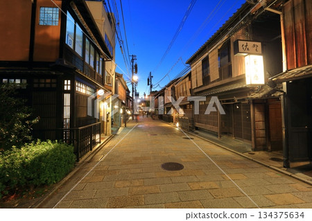 [Kyoto Prefecture] Night view of Gion-Shinbashi 134375634