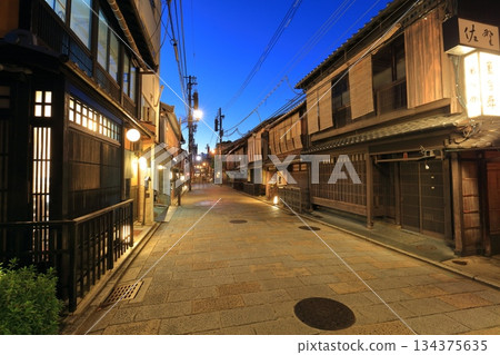 [Kyoto Prefecture] Night view of Gion-Shinbashi 134375635
