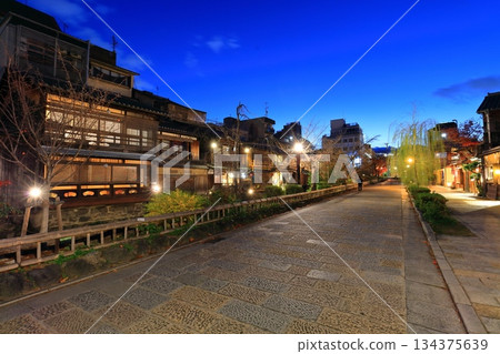[Kyoto Prefecture] Night view of Gion Shirakawa 134375639