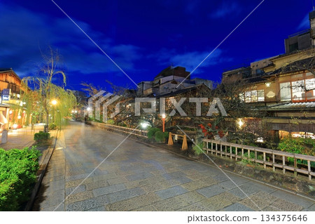 [Kyoto Prefecture] Night view of Gion Shirakawa 134375646