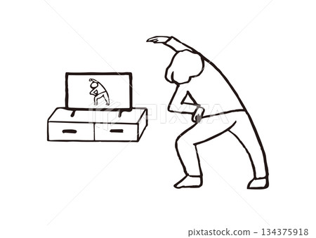 老年婦女邊看電視邊做運動_線描插圖 134375918