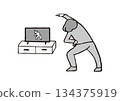 老年婦女邊看電視邊做運動_黑白插圖 134375919