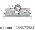 一位老年婦女正在洗澡_黑白插圖 134375928