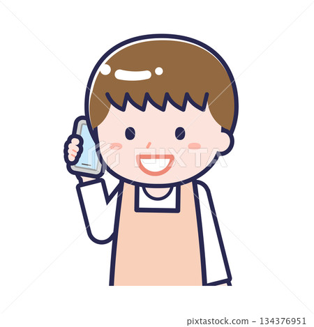 一名男性「育兒工作者」正在使用智慧型手機 一名男性「育兒工作者」正在使用智慧型手機 134376951