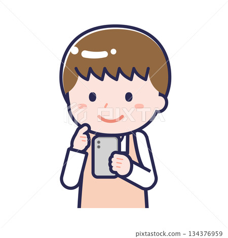 一名男性「育兒工作者」正在使用智慧型手機 134376959