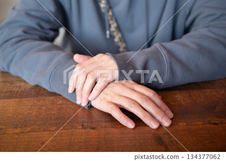 Hands of a woman who joins hands Hands of a woman who joins hands 134377062