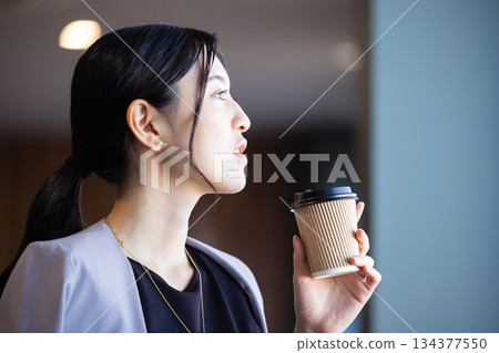 放鬆在咖啡館的婦女 134377550