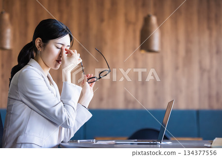 眼睛疲勞 134377556