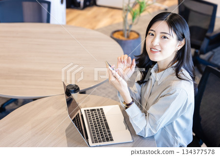 操作智能手機的女商人 134377578