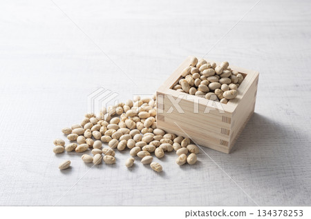 Roasted soybeans in a wooden box 134378253