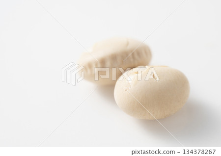 Close-up of roasted soybeans 134378267