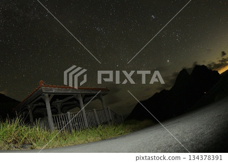 托納基島的夜空 134378391