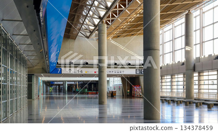 幕張展覽館內一條空蕩蕩的室內通道 134378459
