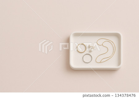 一個寧靜的空間，擺放著米色調的飾品和托盤 134378476